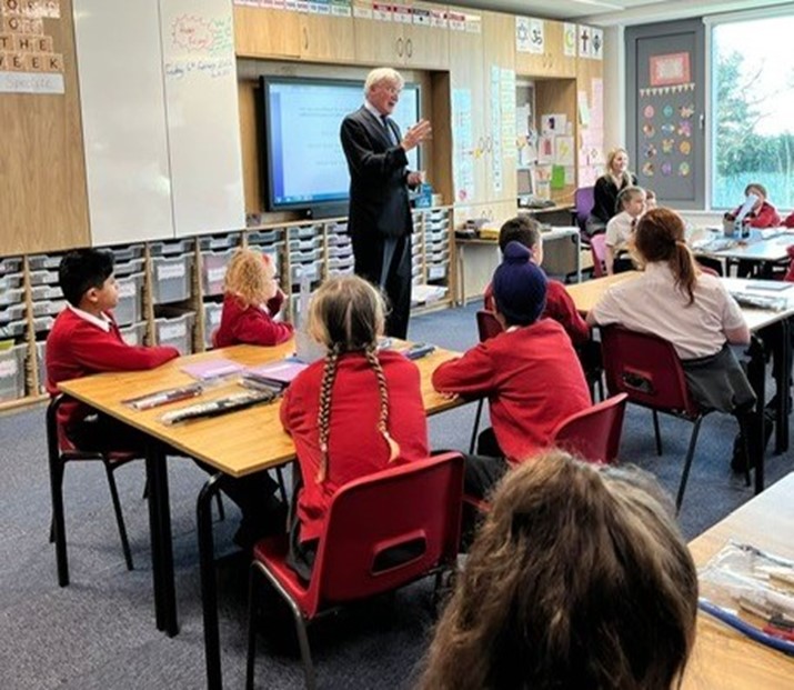 Andrew Mitchell MP talking to Year 5 at Moor Hall Primary School